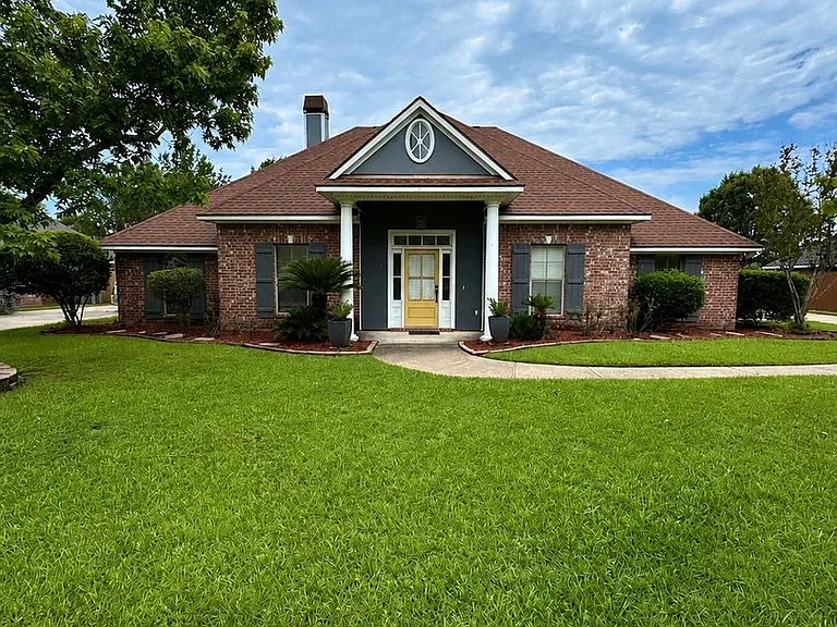 1812 Bayou Bend Dr — Photo 1