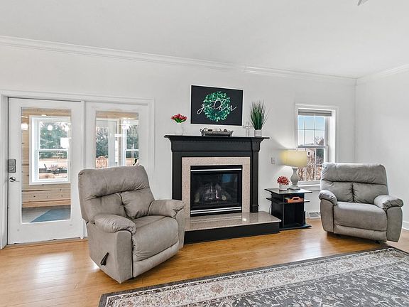 3rd image of 3281 Burke Road