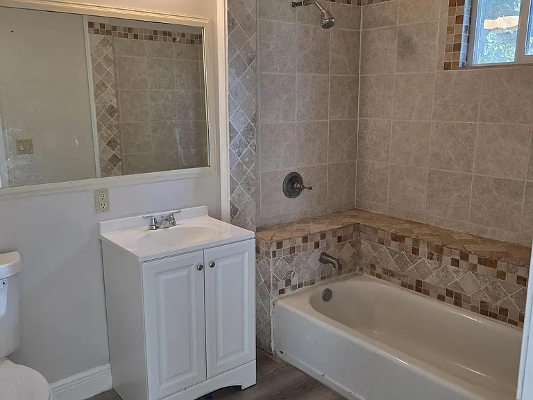 2039 Franklin St — Photo 4