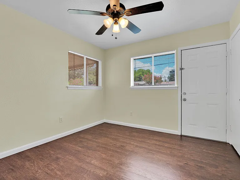 417 E Lindbergh Blvd — Photo 12
