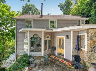8 Old Wood Rd, Edgewater, NJ 07020