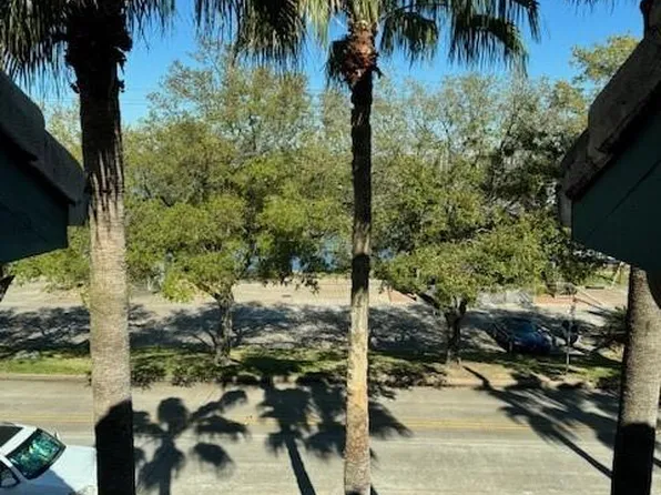 517 Mariners Dr, Kemah, TX 77565