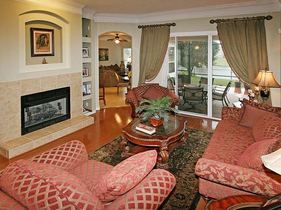 3rd image of 565 E Silverthorn Ln