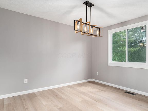 5th image of 1095 Belle Meade Pl