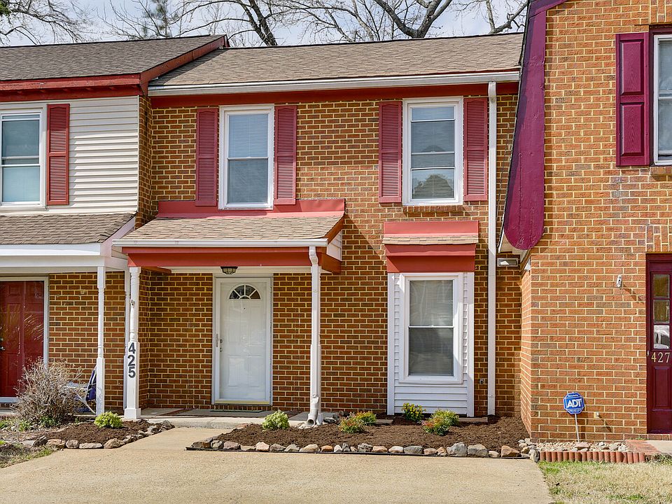 Fantastic Great Neck Town Home!