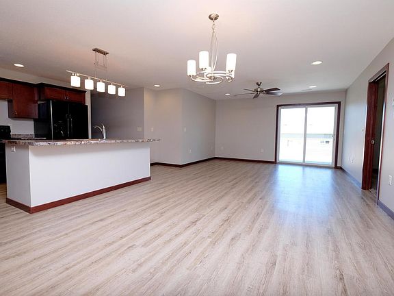 2nd image of 811 Lakeview Dr