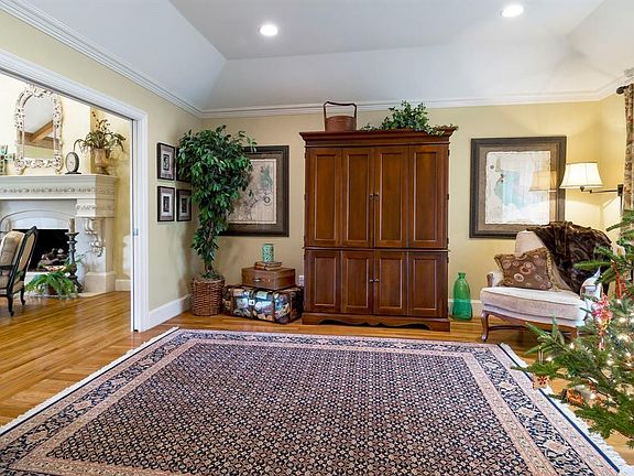 3rd image of 5920 Meadowcreek Dr