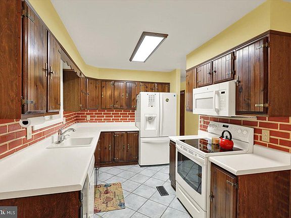 2nd image of 702 Frederick St