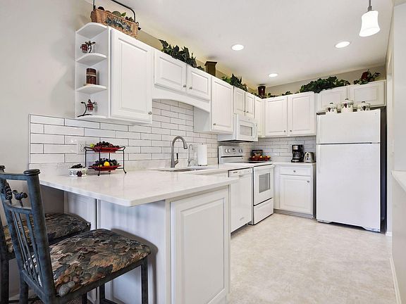 4th image of 7561 Zinnia Way
