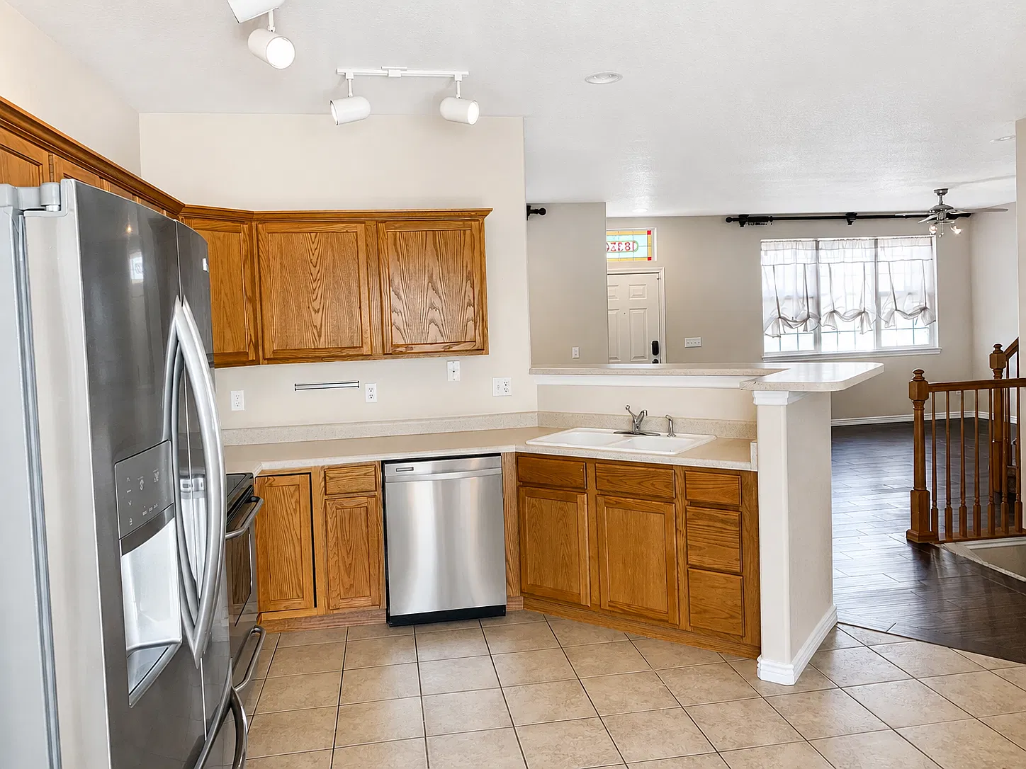 3 bed, 2.0 bath, 1633 sqft, $2,440 — Photo 4
