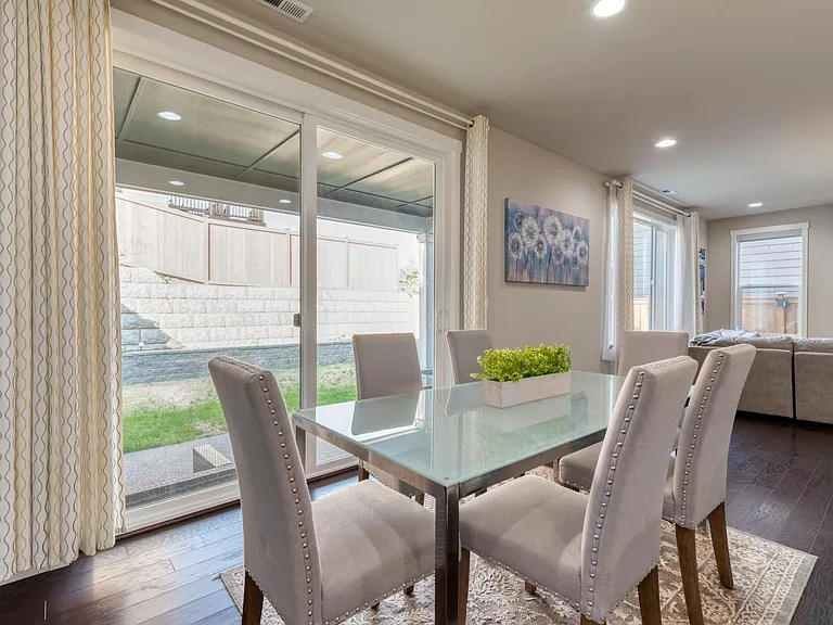 Dining table that can easily sit 6 guests