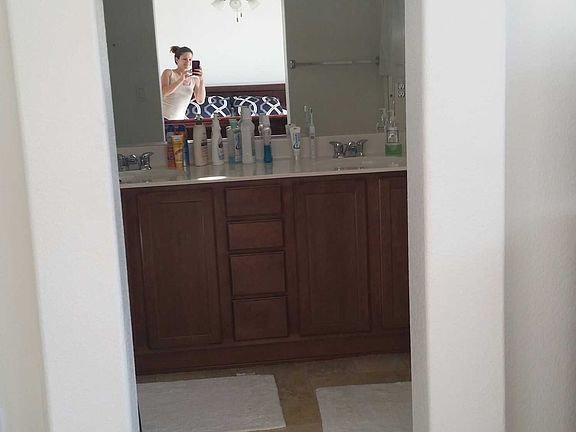 4th image of 806 Esplanade Cir