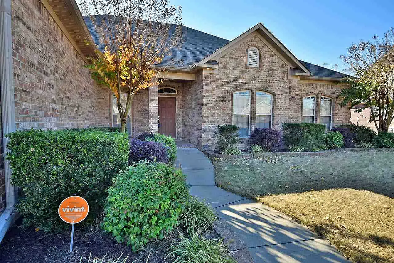 4 bed, 2275 sqft, $2,300 — Photo 2