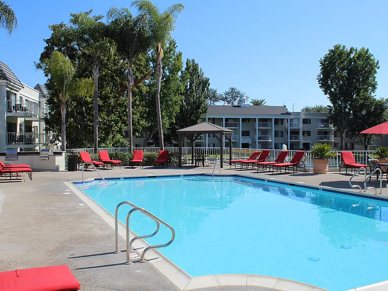 Versailles on the Lake Apartments — Photo 5
