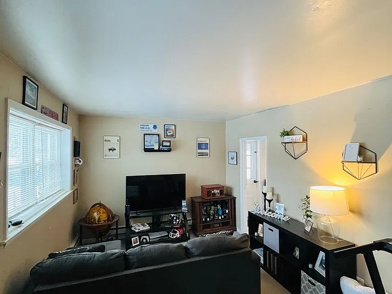 Beautifully Remodeled 2BR home in great neighborhood (Guilderland Schools) — Photo 5