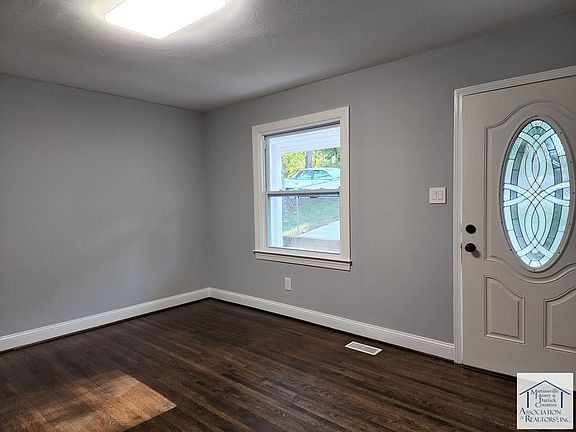3rd image of 1024 Oak St