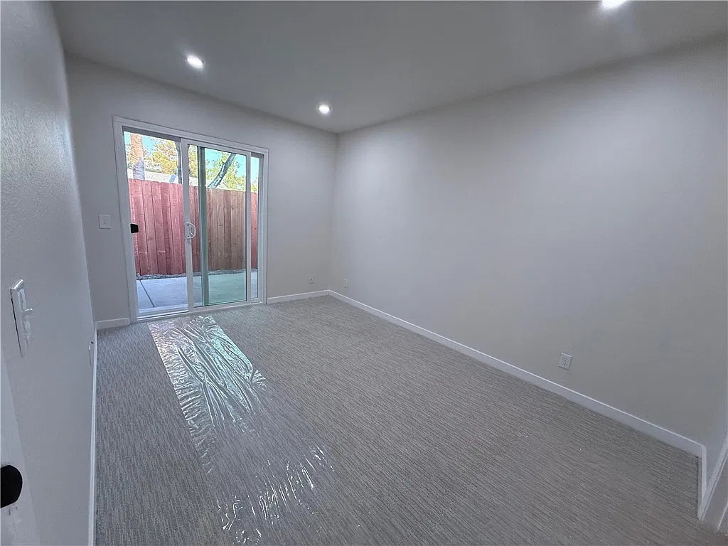 2 bed, 860 sqft, $2,000 — Photo 2