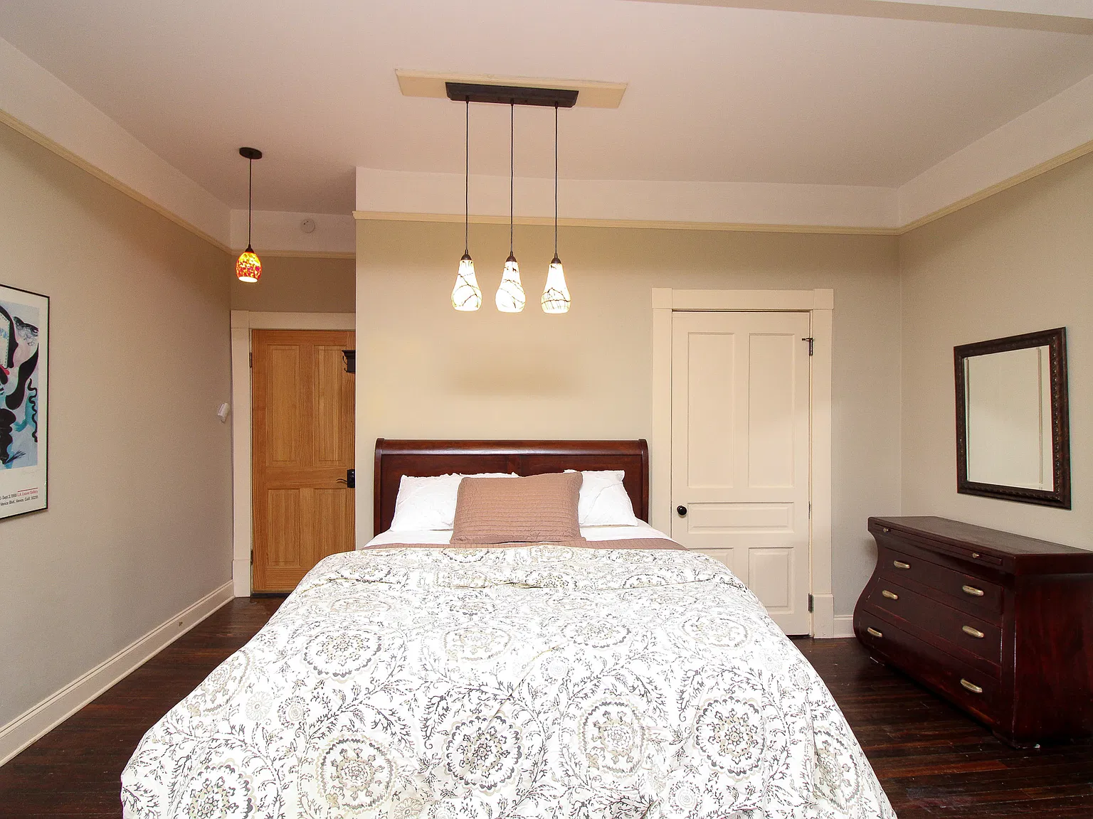 147 E Chestnut St — Photo 4