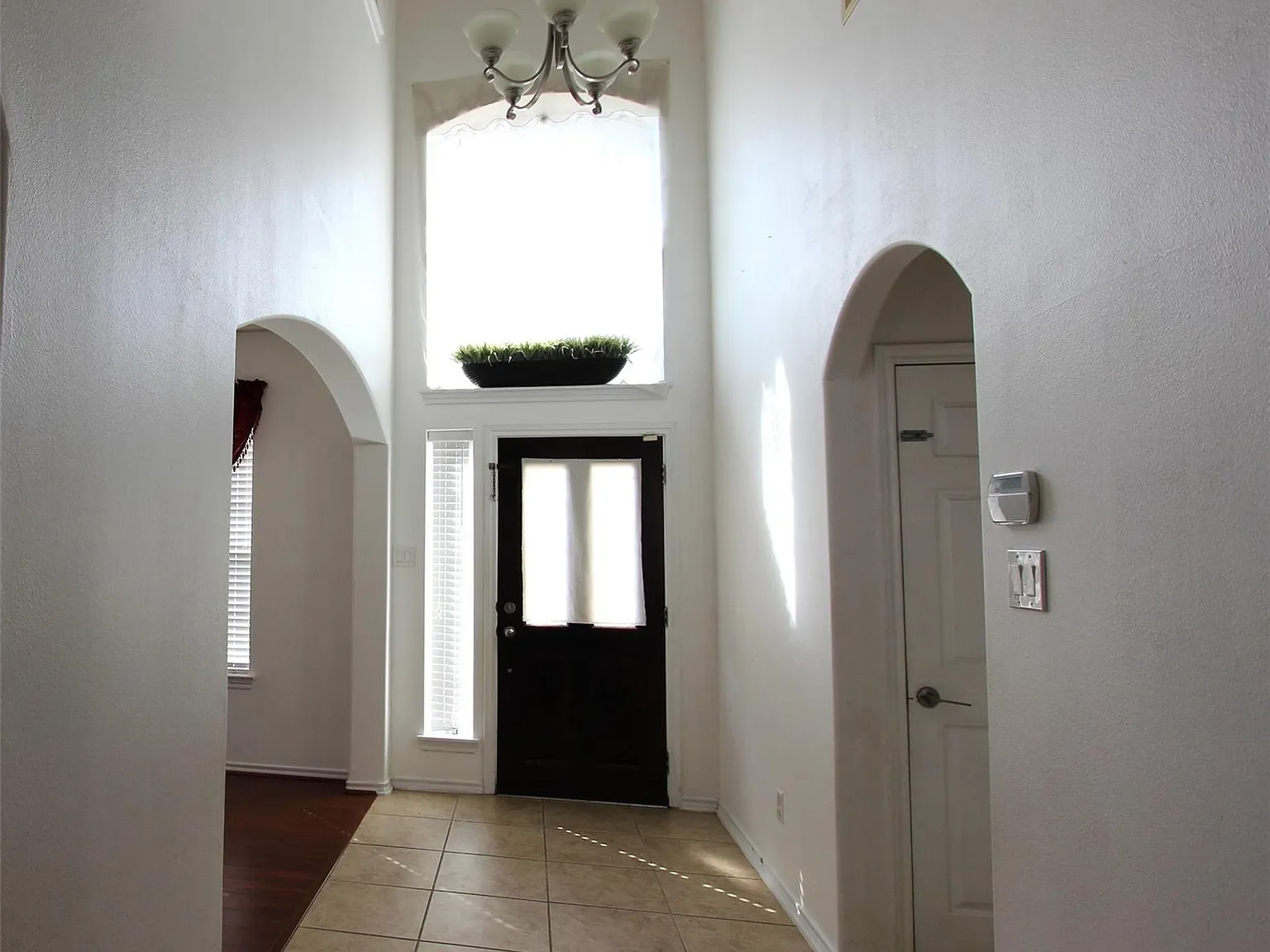 4 bed, 2.5 bath, 2648 sqft, $2,100 — Photo 3