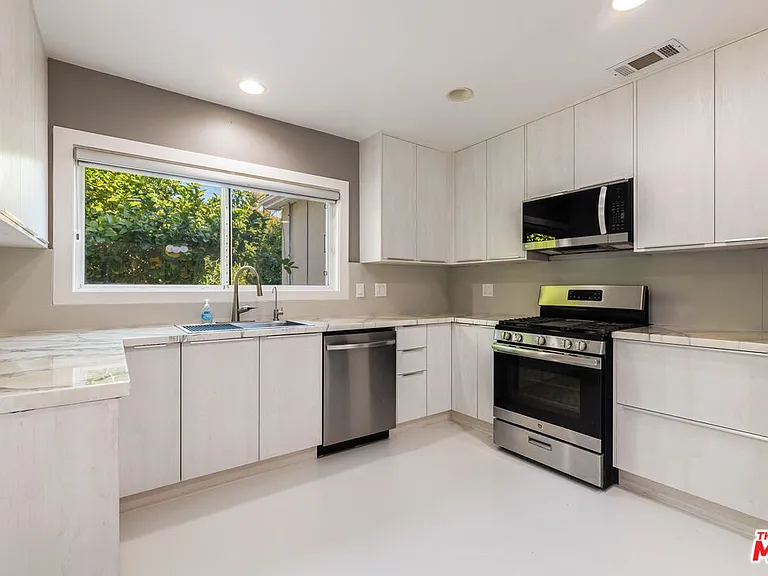 1112 S Highland Ave — Photo 10