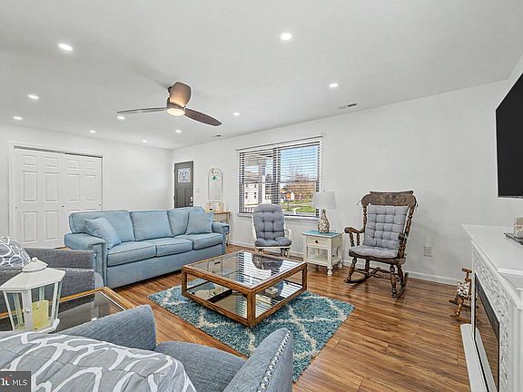 3rd image of 814 Arago St
