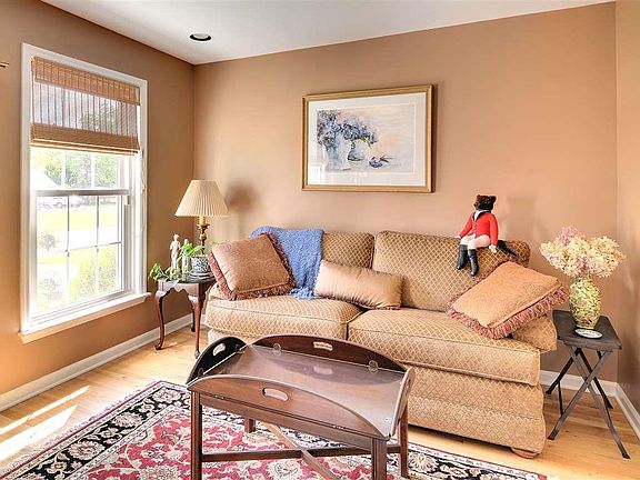5th image of 10 Fenway Dr