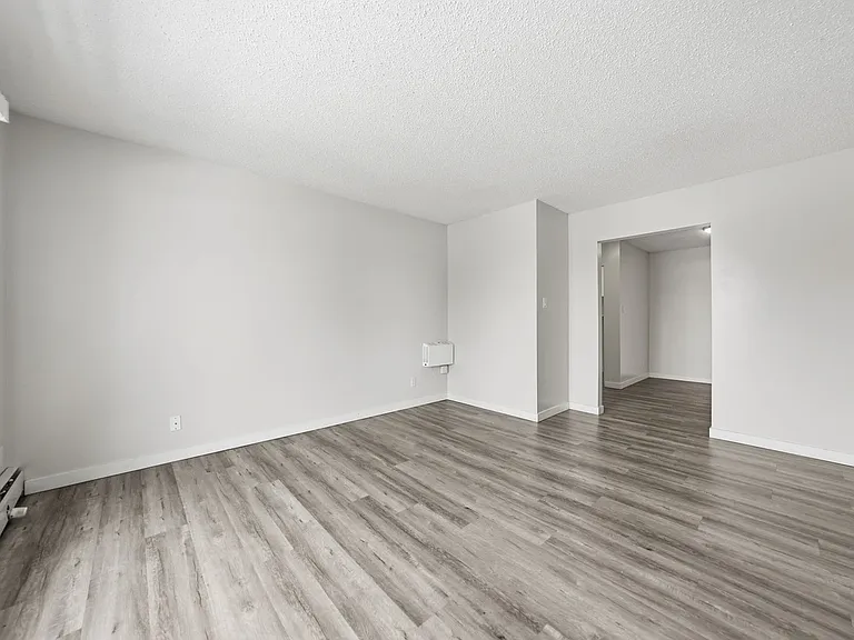 633 28th St W — Photo 10