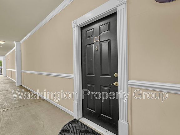 3rd image of 4854 Eisenhower Ave Unit 447