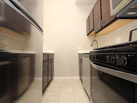 3rd image of 418 W Belden Ave APT 4W