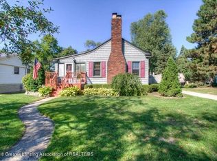 725 Robins Rd, Lansing, MI 48917