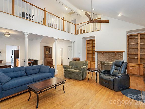 5th image of 800 Brightwood Ln