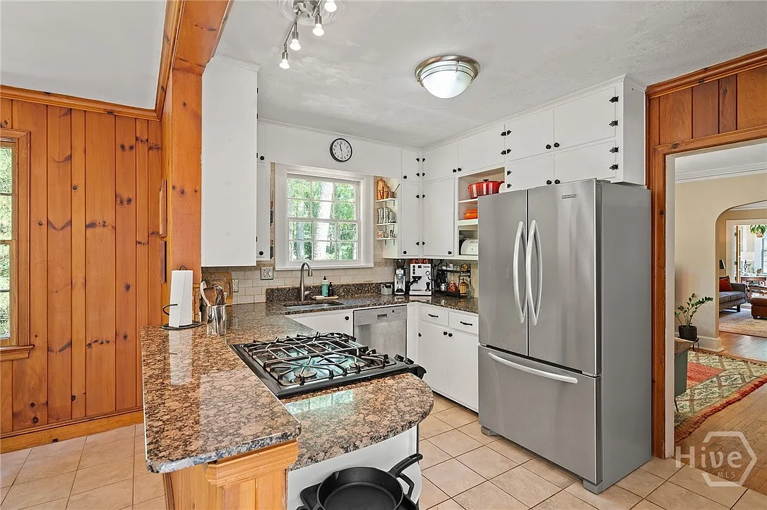 3 bed, 2.0 bath, 1880 sqft, $5,000 — Photo 2
