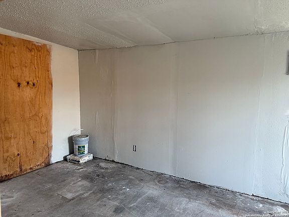 5th image of 2415 Wescott Ave