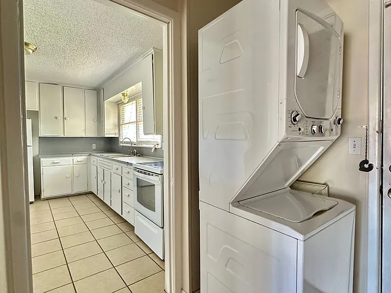 2473 Culver Ave — Photo 8