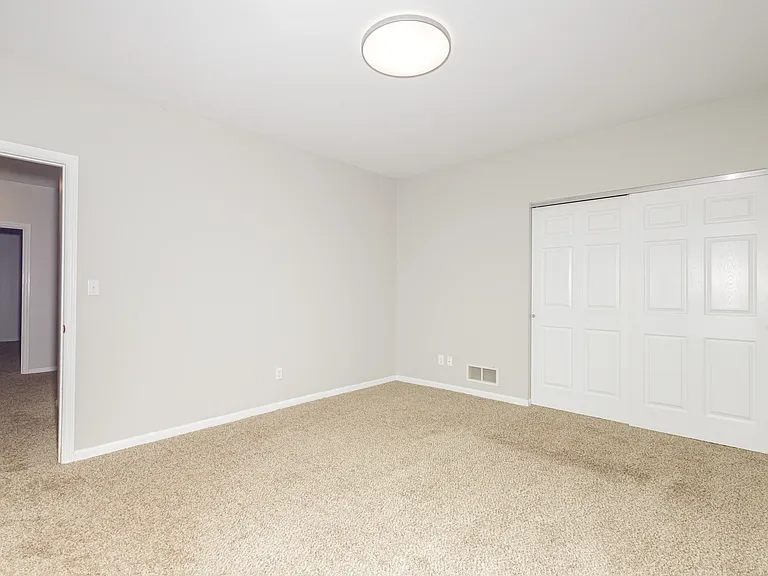 120 Roehampton Ln — Photo 70