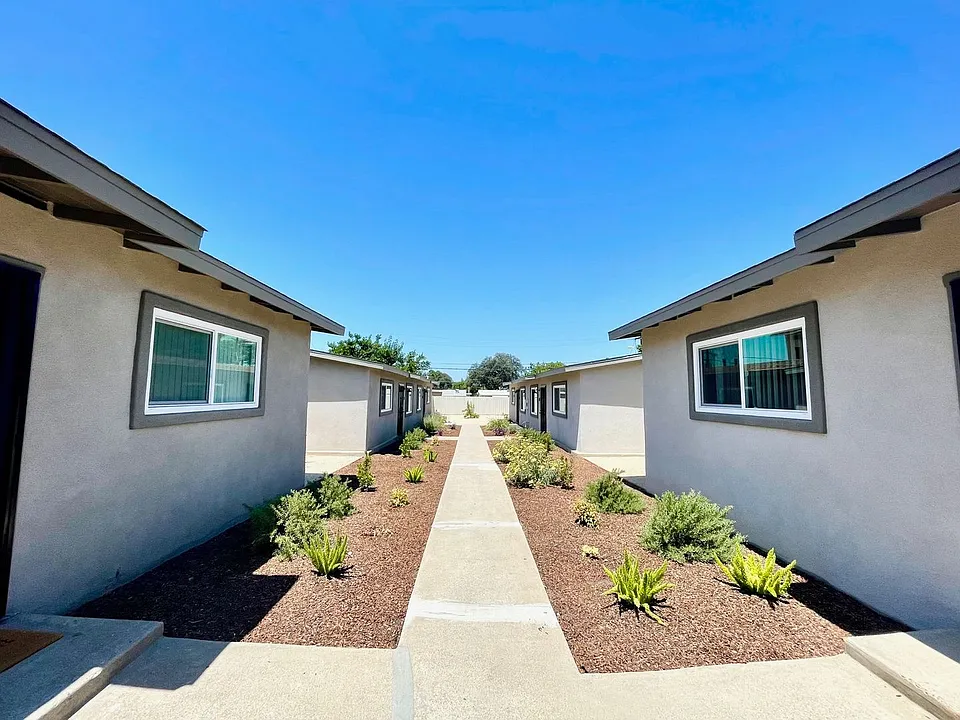 1100-1154 N Mollison Ave