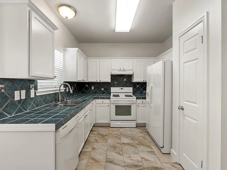 1908 Windy Park Dr — Photo 10