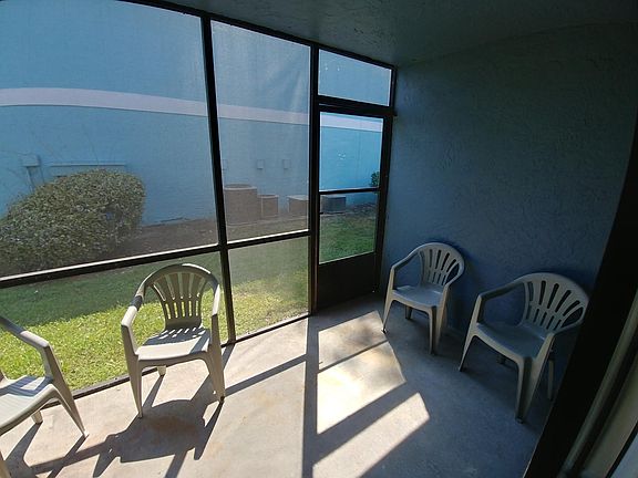 Screened-in patio 12' x 6.5'