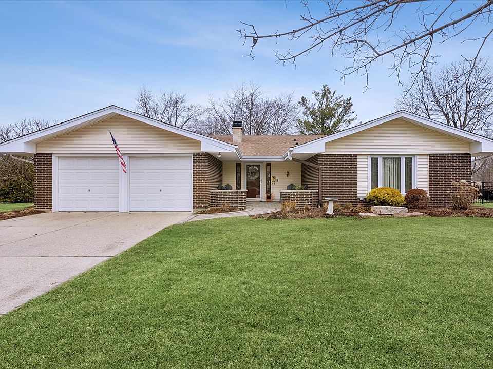 1st image of 23W302 Cambridge Ct