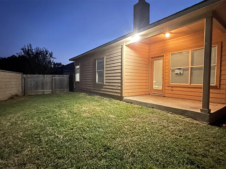 3805 Bronco Bend Loop — Photo 11