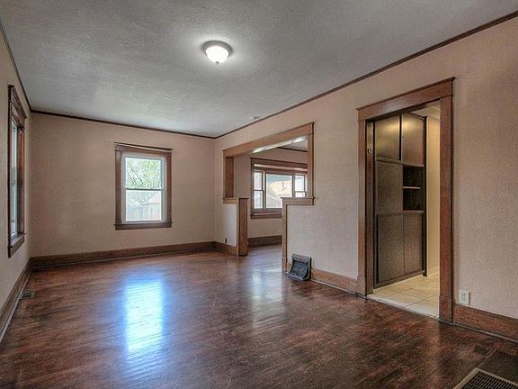 2nd image of 1920 Park Dr