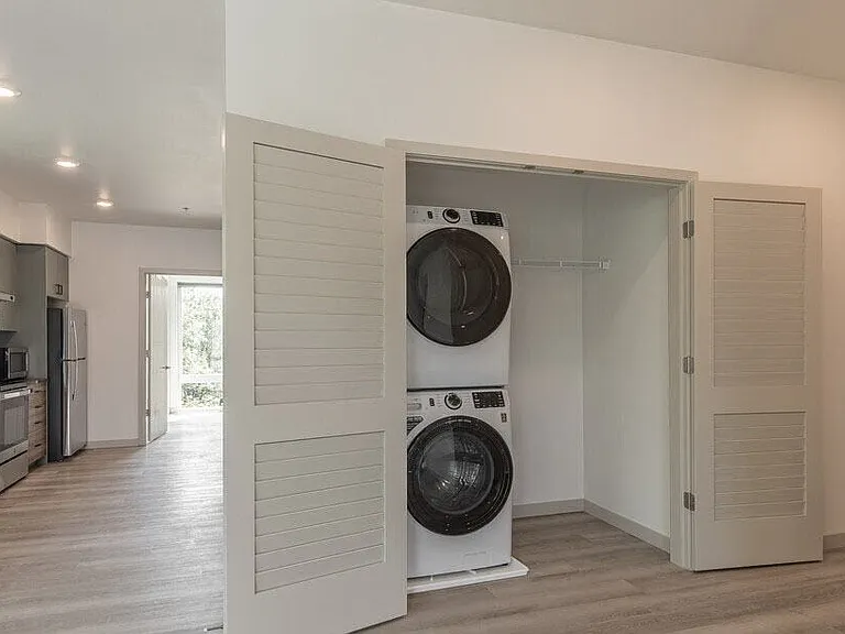 Luxury Unit 222 (2BR 2BA) Similar Units: 322, 422 *Unit features vary. Inquire with our leasing office to schedule a tour!