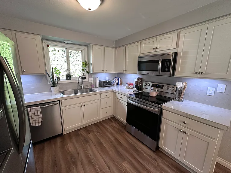 712 SW Cypress St — Photo 8