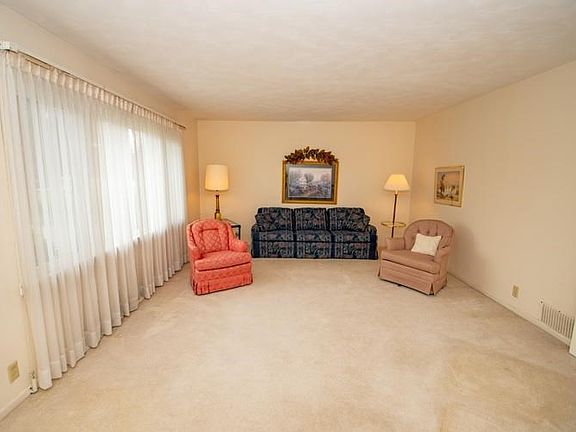 3rd image of 54561 Gilman Dr