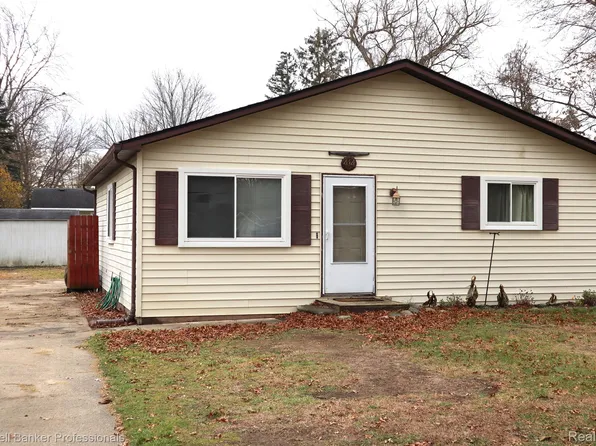 414 Lakeview St, Holly, MI 48442