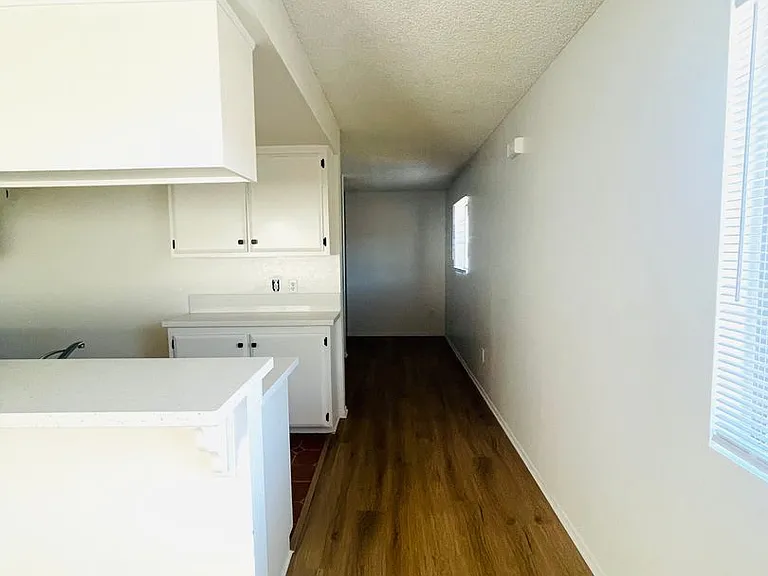 345 Clay St — Photo 4