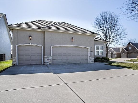 2nd image of 405 NW Greenview Dr