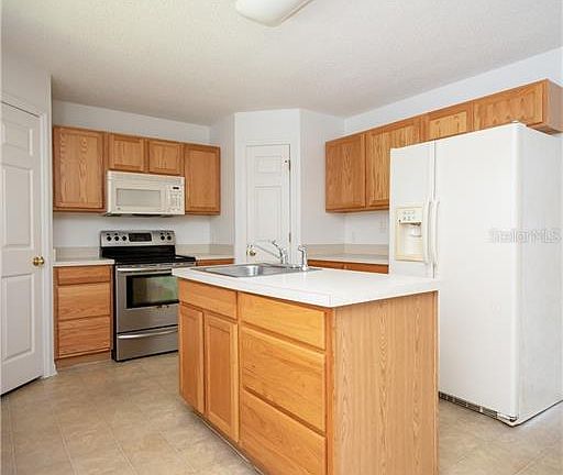 3rd image of 572 Woodland Creek Blvd