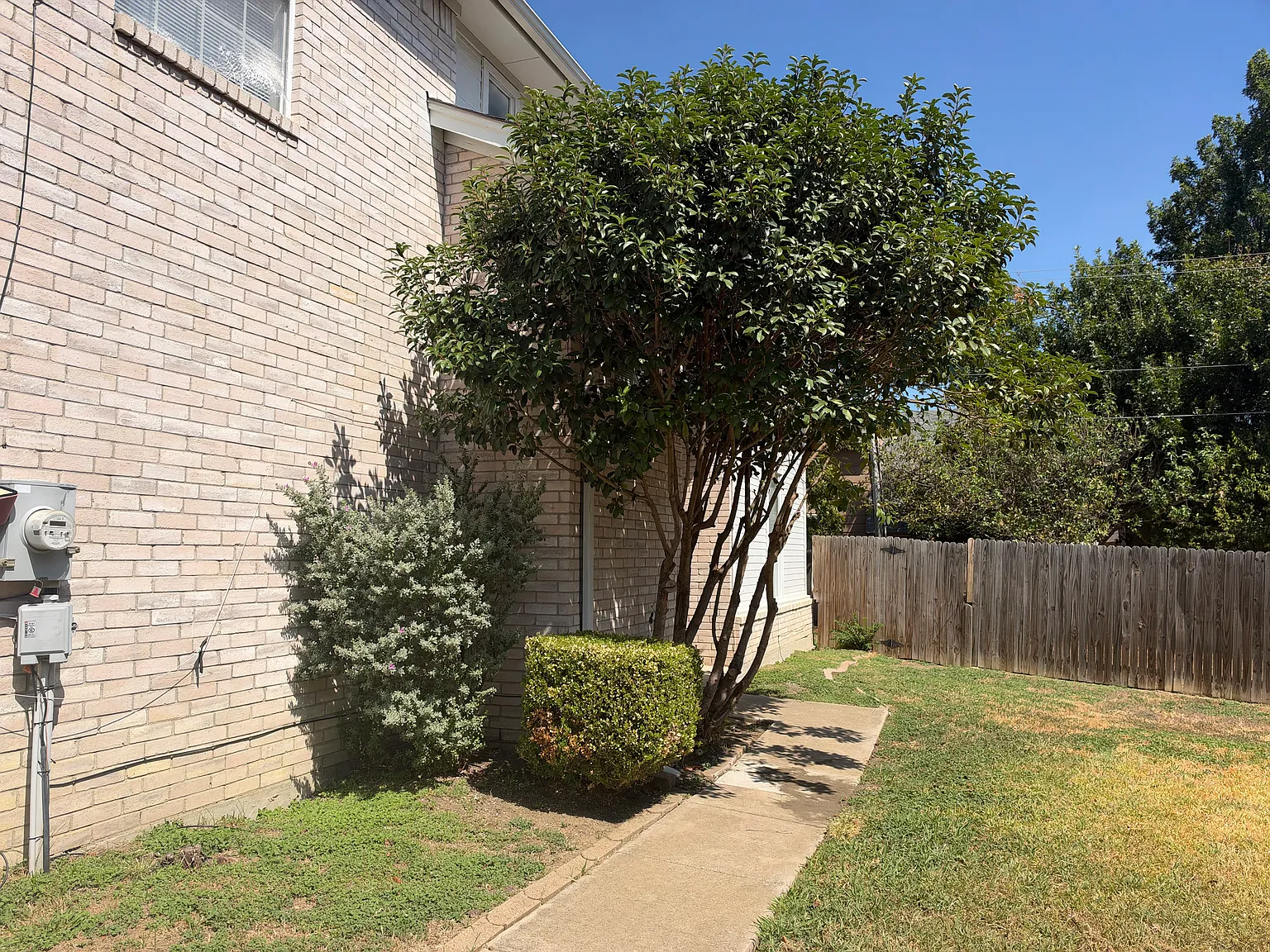 3 bed, 1418 sqft, $2,000 — Photo 2
