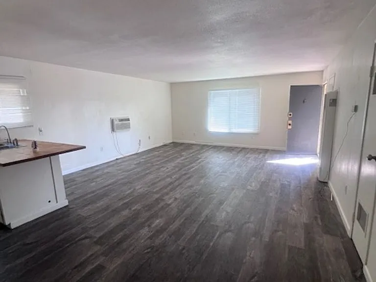 Spacious 1 Bed / 1 Bath Apartment in Colton! — Photo 4